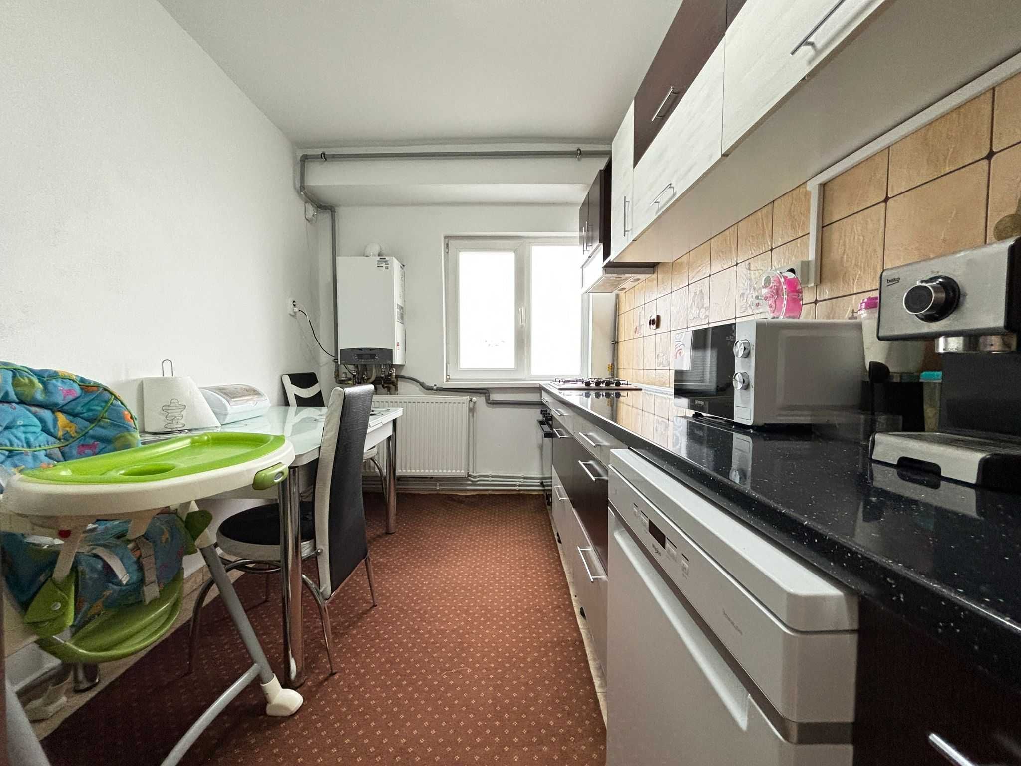 Proprietar vand apartament  cu 2 camere, decomandat etaj 4/4, 55mp.