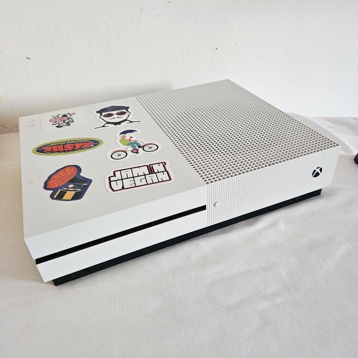 Xbox One S 1Tb + RDR2 + ещё несколько игр