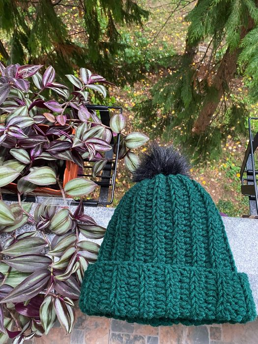 Caciula verde cu puf negru crosetata