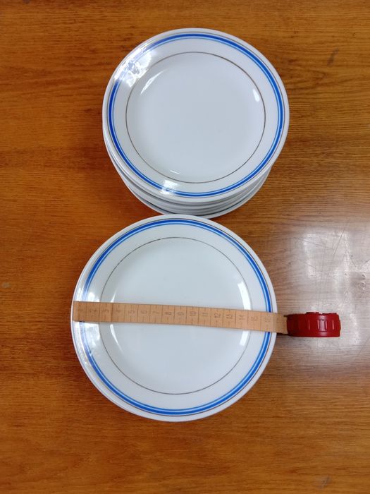 Тарелки десертные.