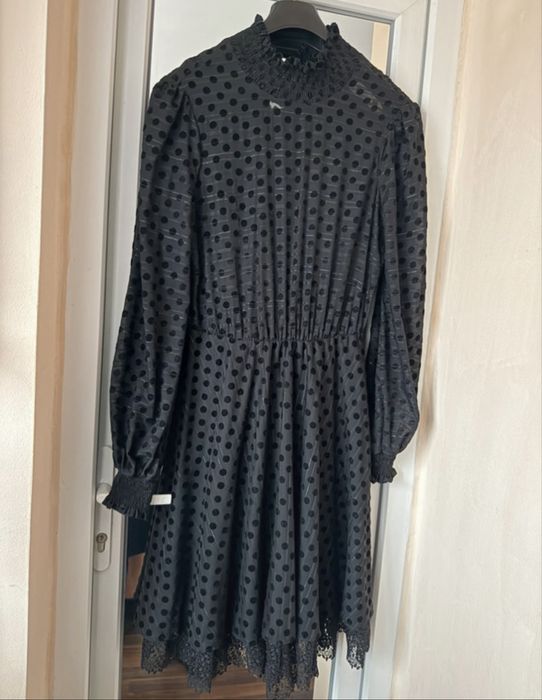 Rochie eleganta din voal cu buline de catifea