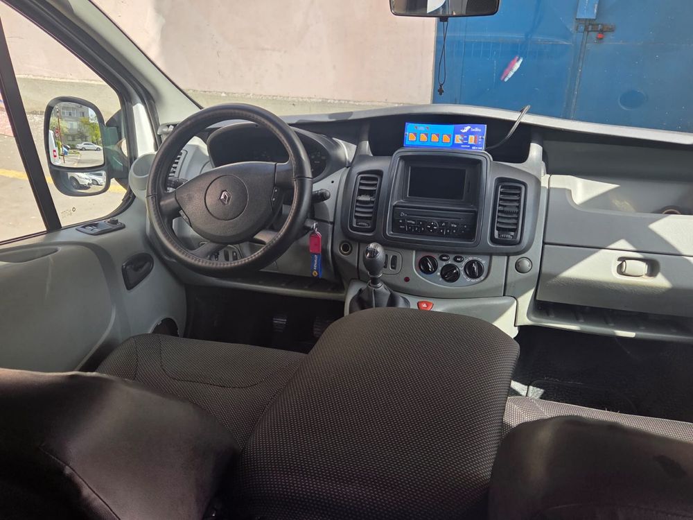 Vand Renault Trafic 2,5TDi 8+1 locuri
