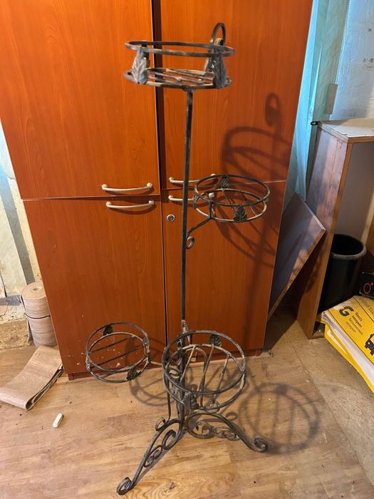 Прдается подставка для цветов