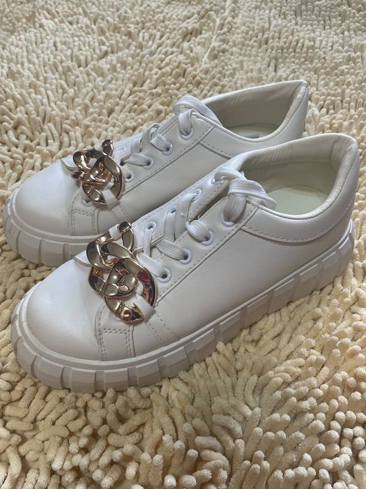 Стильные кроссовки