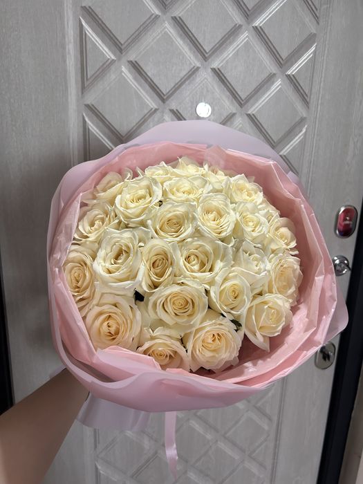 Костанай продам 2 свежих букета из 25 роз.На видео можете позвонить