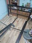 Vând pat modern din metal 1.40 m cu saltea