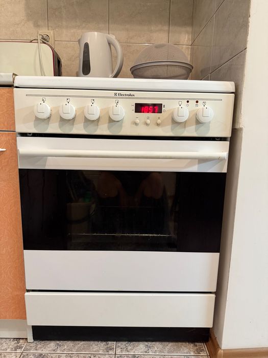 Шкафове и плот за кухня + мивка + печка