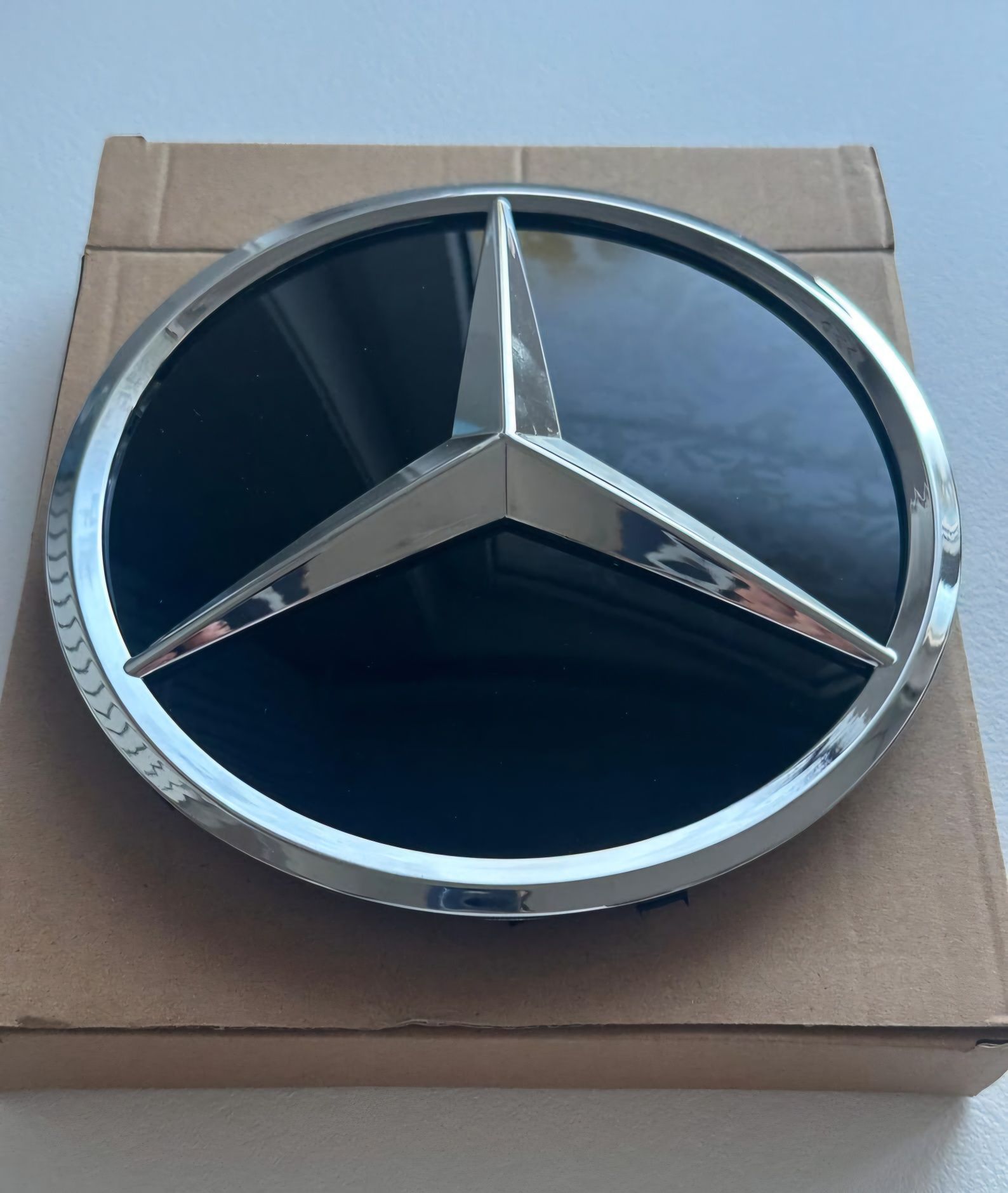 Емблема решетка W205H247C118X247W253W167X167C167W206W254W464W213W447