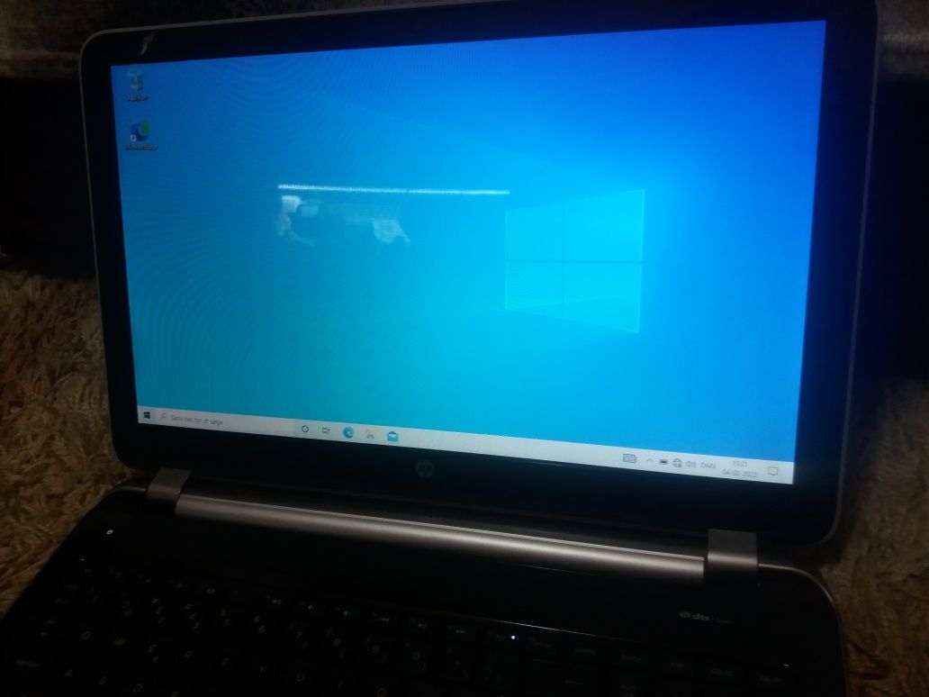 Laptop HP i3 8 giga ram cu ecran mare