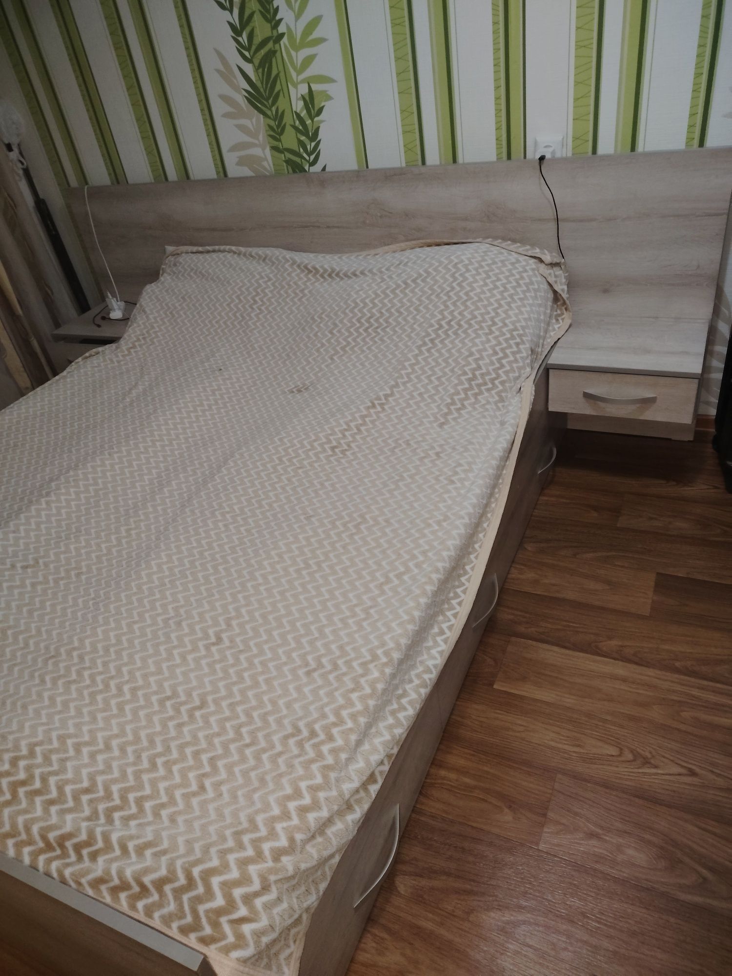Продам двухспальную кровать.