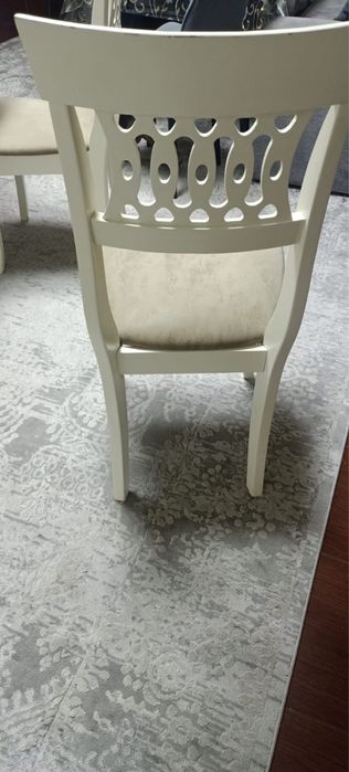 Стол со стульями из дерева