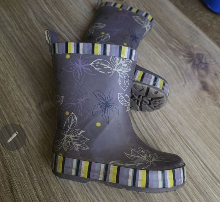 Incaltaminte + haine
Cizmele roz îmblănite 25 cm-20 ron
Cizmel