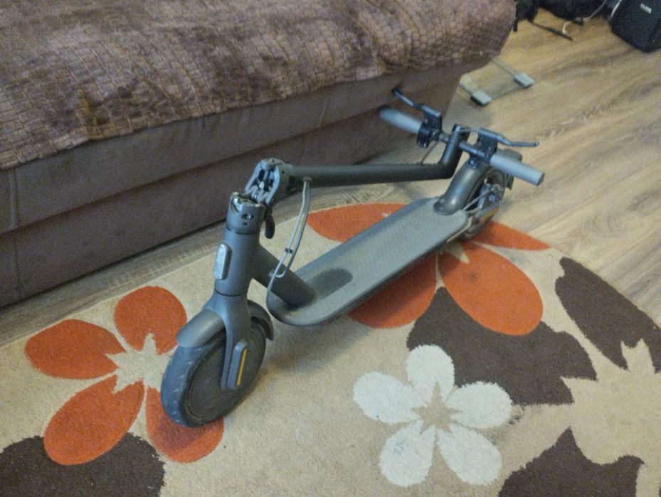 Vând trotineta electrica xiaomi mi 1s