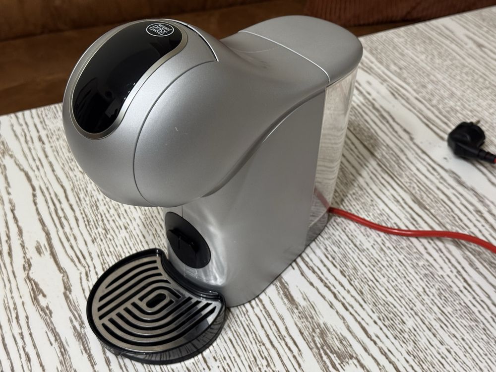 Кафе машина Nescafe Dolce Gusto Genio S Plus + стойка за капсули