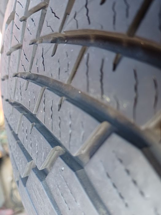 Vând 2 anvelope de iarna 215 50 r17 YOKOHAMA aproape noi din 2024