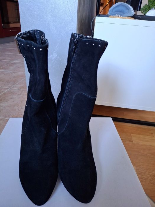 Черни боти на ток