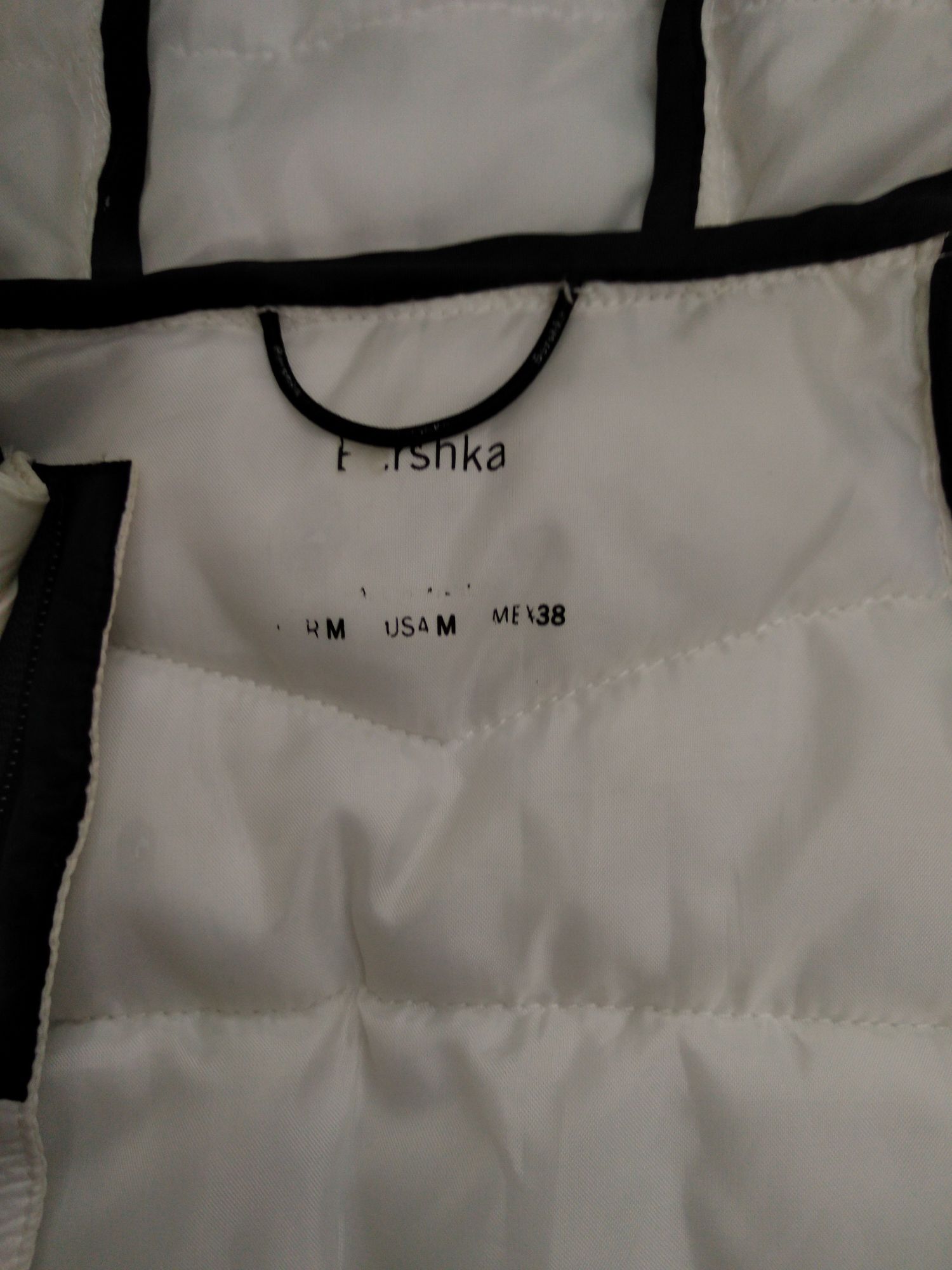 Vesta dama Bershka si Moncler