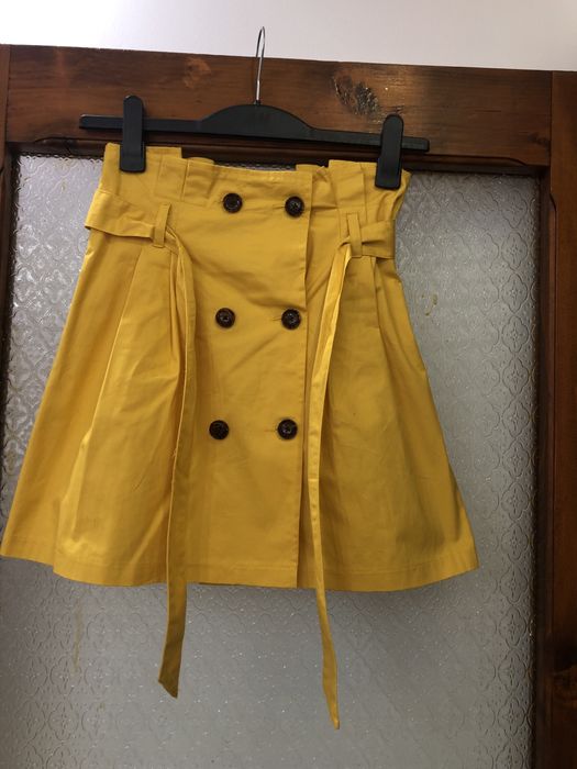 Fustă galbenă cu pliuri și nasturi, mărimea 34