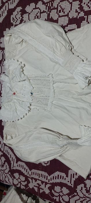 Vănd cămăși de femei autentice foarte vechi din zona Beiușului.