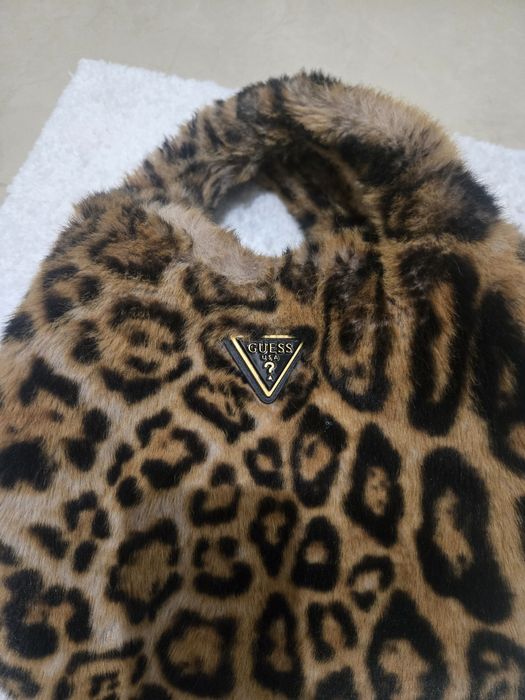 Тигрова чанта Guess