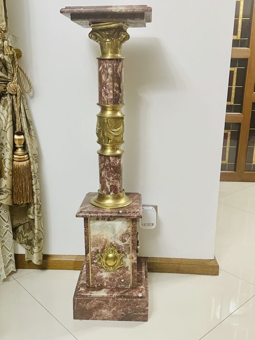 Postament de marmura  cu ornamete din bronz dore