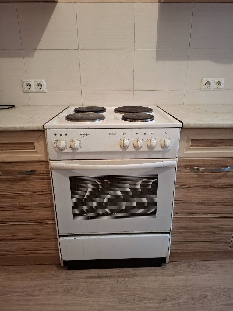 Продам электрическкю плиту