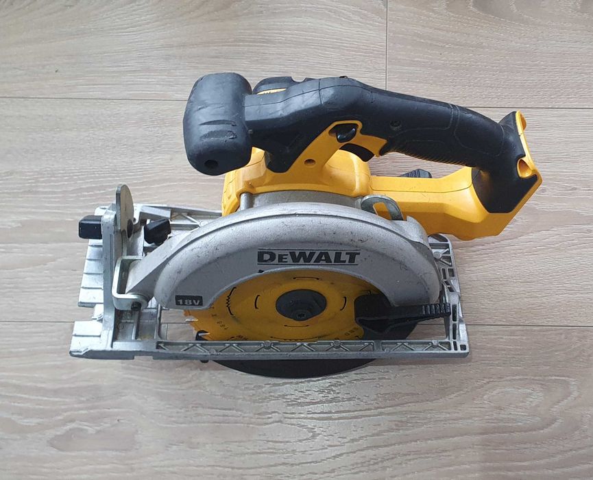 Акумулаторен ръчен циркуляр DeWALT DCS391