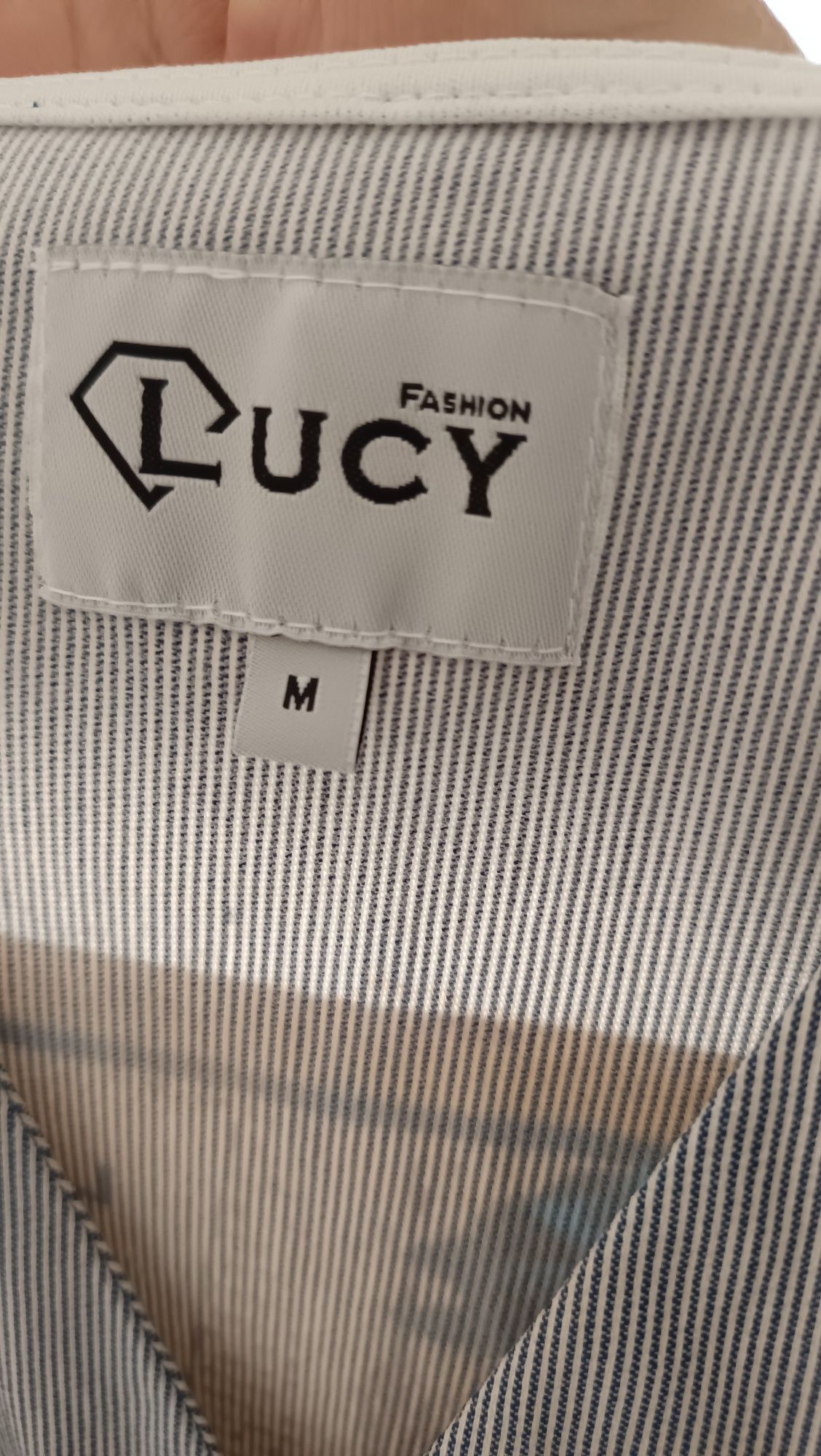 Продавам рокля на Lucy