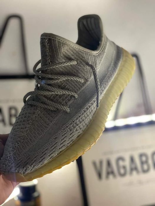 Vând yeezy 350 v2 

Descriere:
Fara cutie marimea 41
Descriere:
Fara c