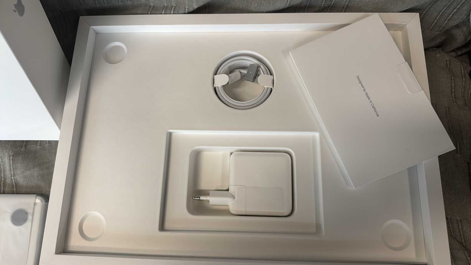 Нестартиран MacBook Apple mba 15.3 silver /m3/10c