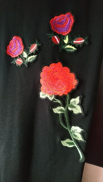 Rochie neagra cu aplicatii florale