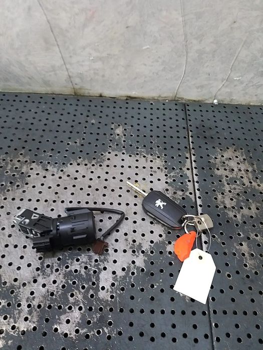 Contact auto cu cheie peugeot 208 1 ca cc 9663123380