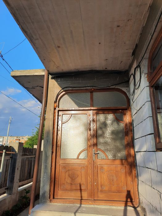 Vând 4 uși si 8 geamuri