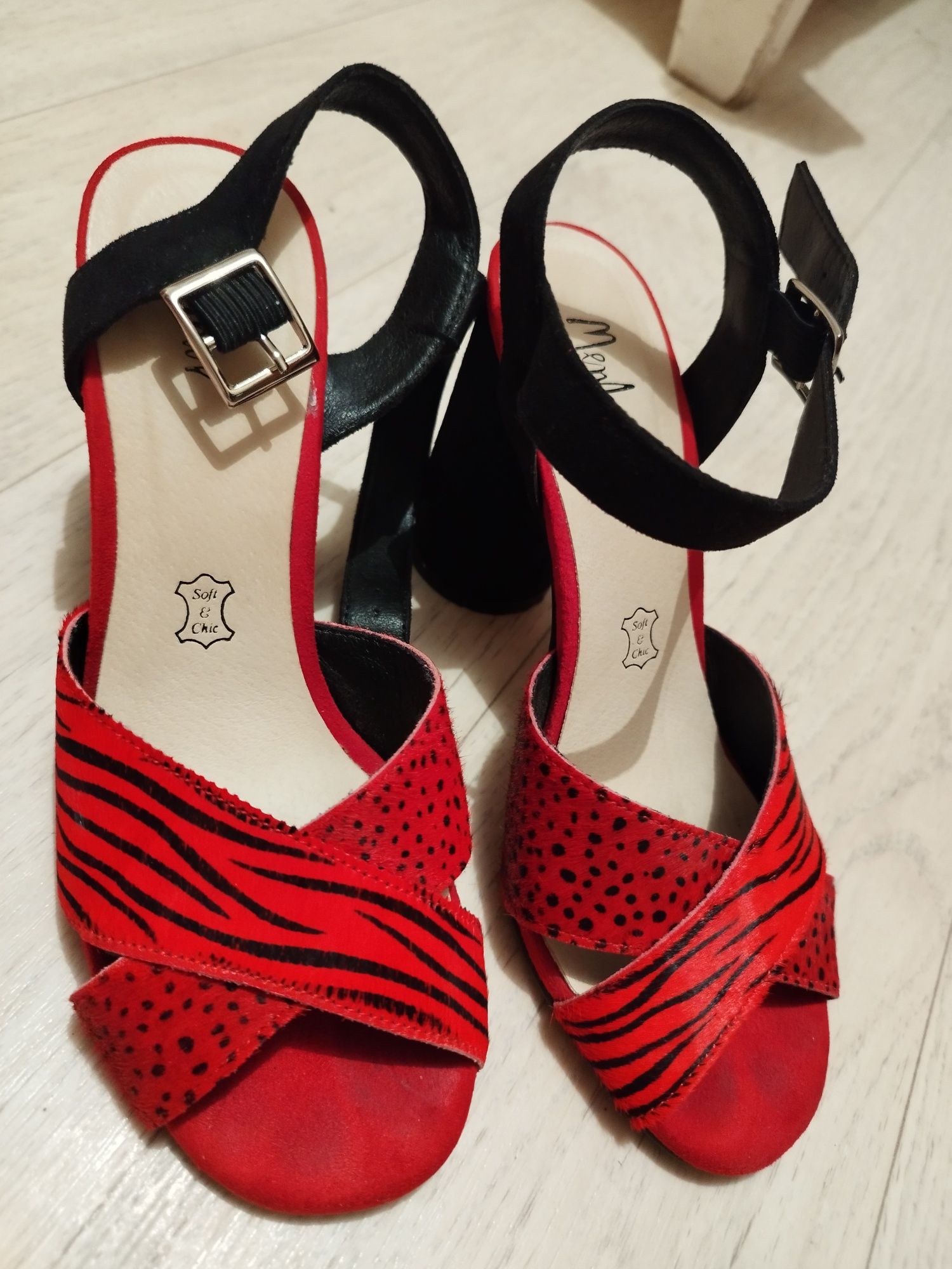 Красные сандали , золотистые туфли