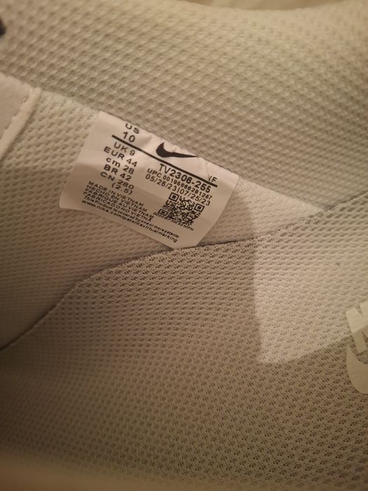 Жана кроссовка скткамен алынган килмеген