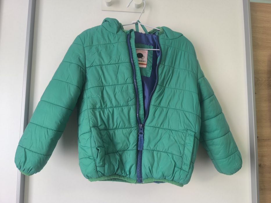 Продавам две есенни якета 98-104 см обща цена 25 лв.