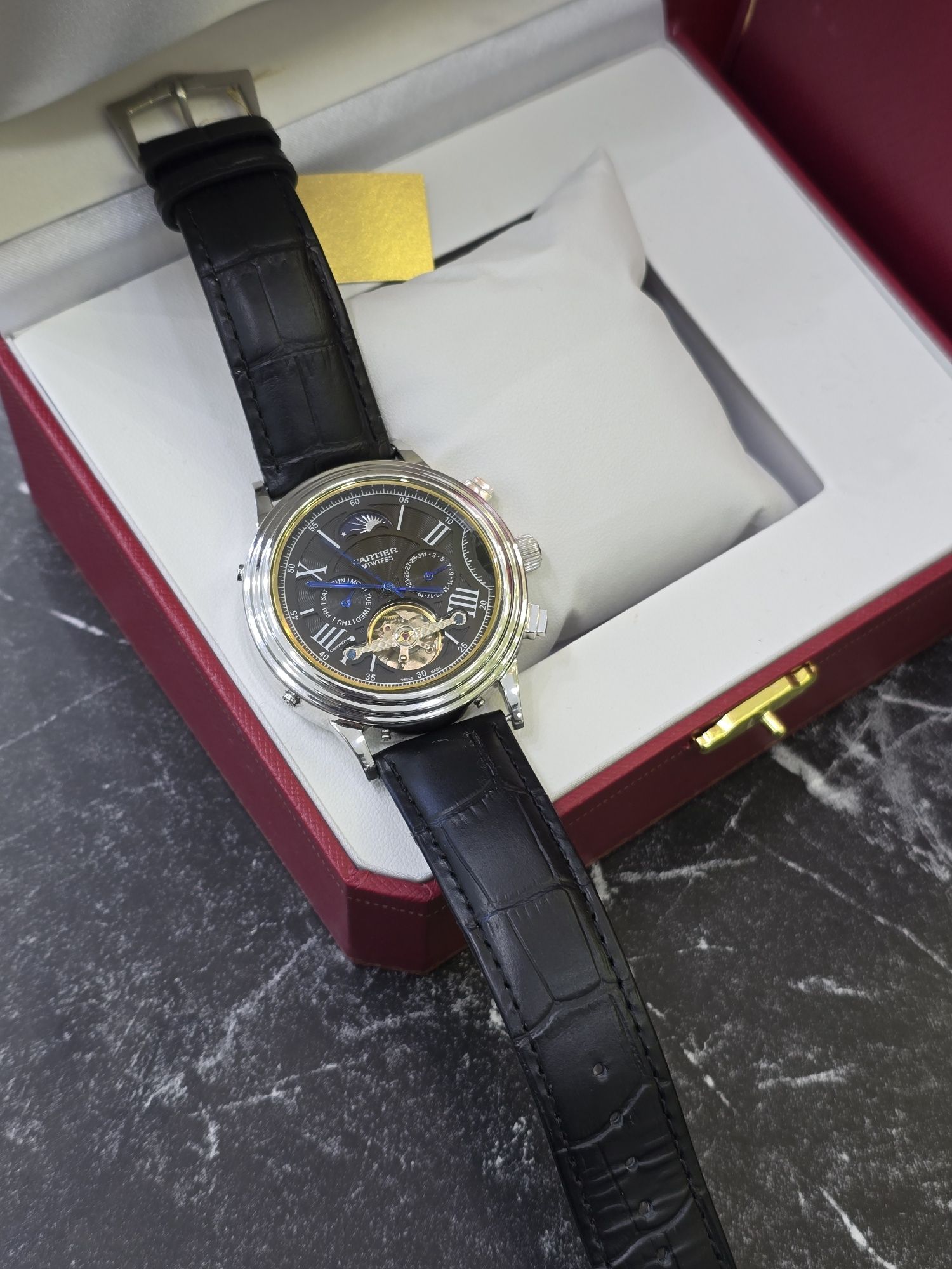 Продам наручные часы Cartier из белого золота в крупном диаметре.