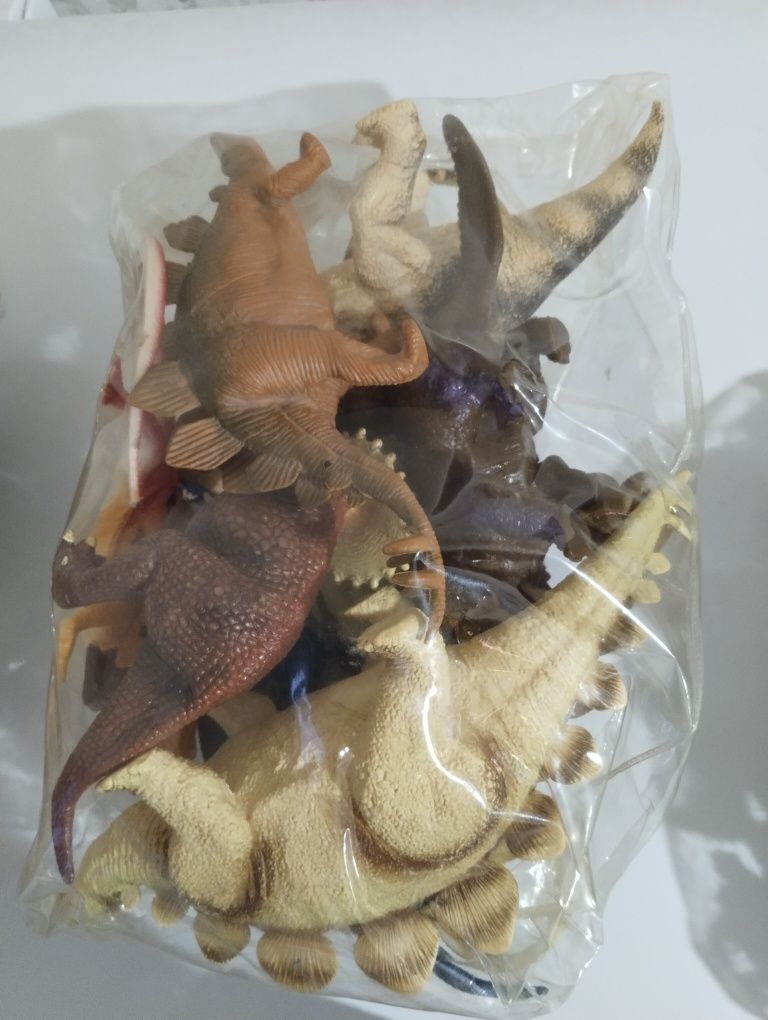 Продам игрушку динозаврики