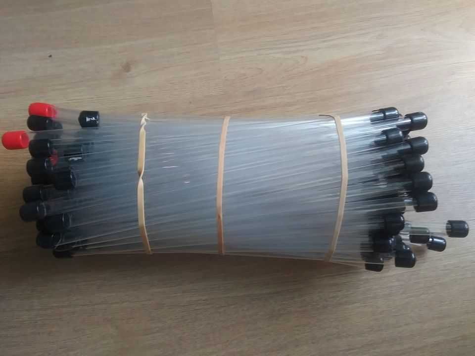 Tuburi plastic transparent cu dopuri pentru un proiect propriu