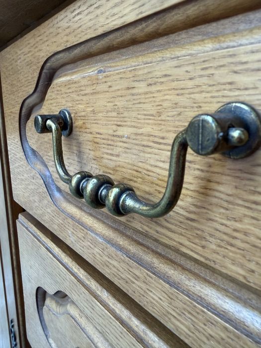 Скрин от масивно дърво с чекмеджета и рафтове