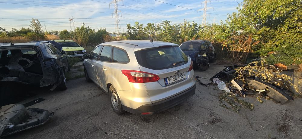 Vand doua ford focus avariate