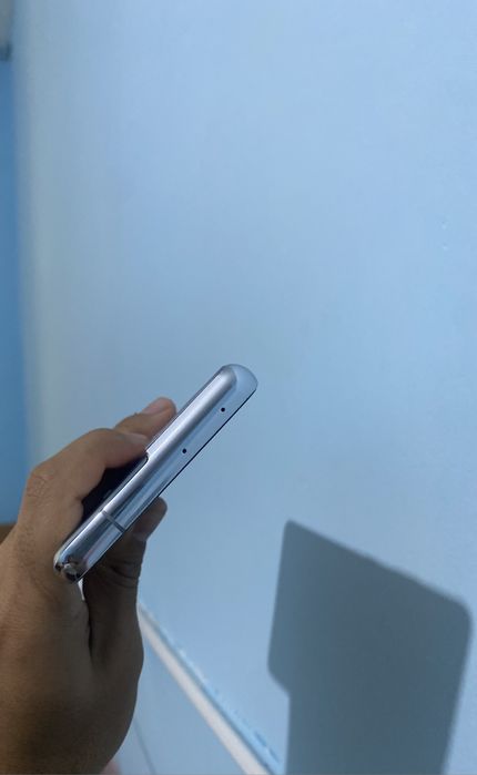 Samsung s21 ultra 
256/12+8
Xolati chotkiy ishlashi umuman aybi yu
Obm