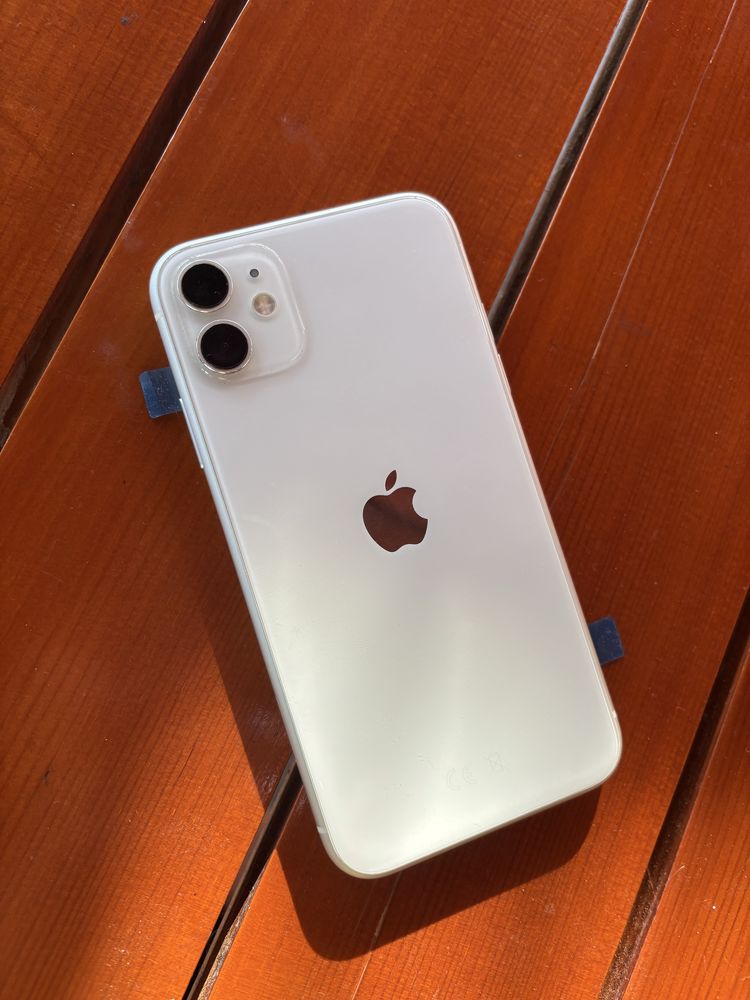 iPhone 11 128 GB бял