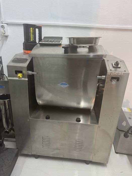 Продам тестомес промышленный 25 кг