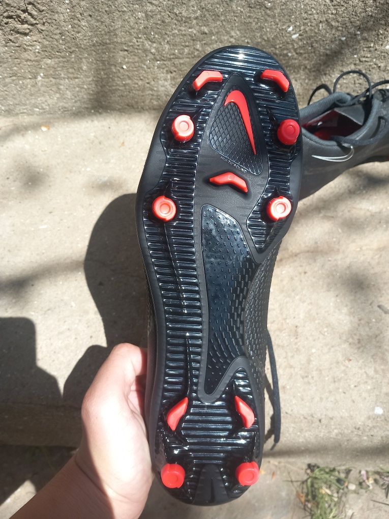 Adidași de fotbal cu crampoane Nike Phantom GT