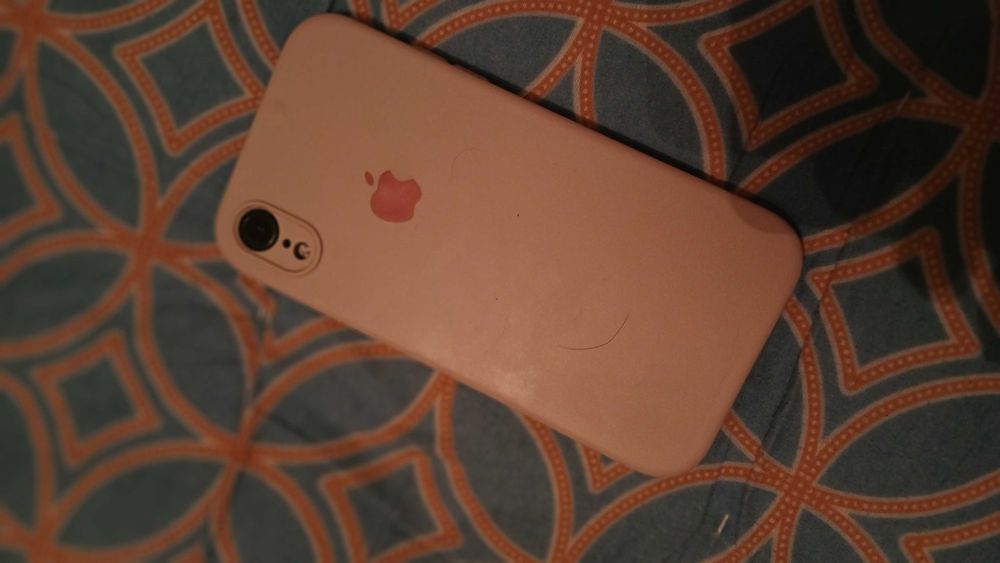 Iphone xr  64 гб 79 акб экран в идеальном состояний но корпус сломан.