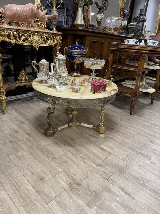 Masa deosebita din bronz cu blat de marmura