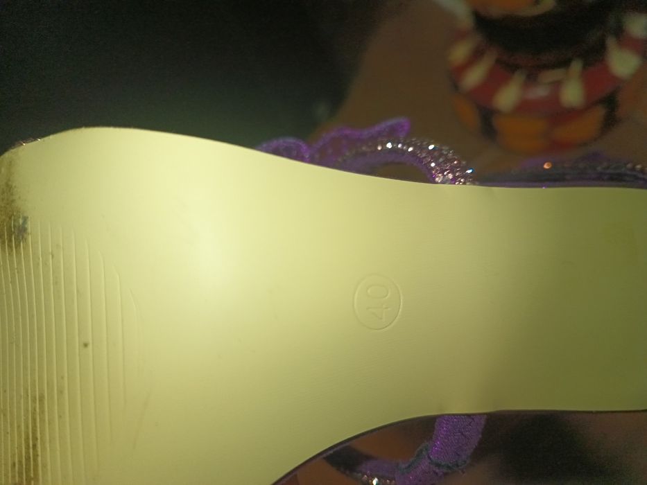 Vând sandale de ocazie