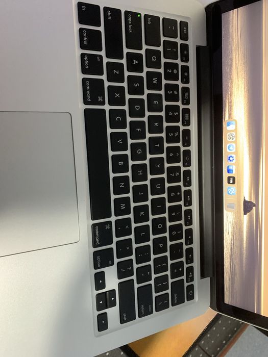 Macbook Pro 2015 Sotiladi