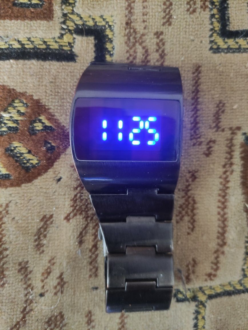 Продам электронные  часы